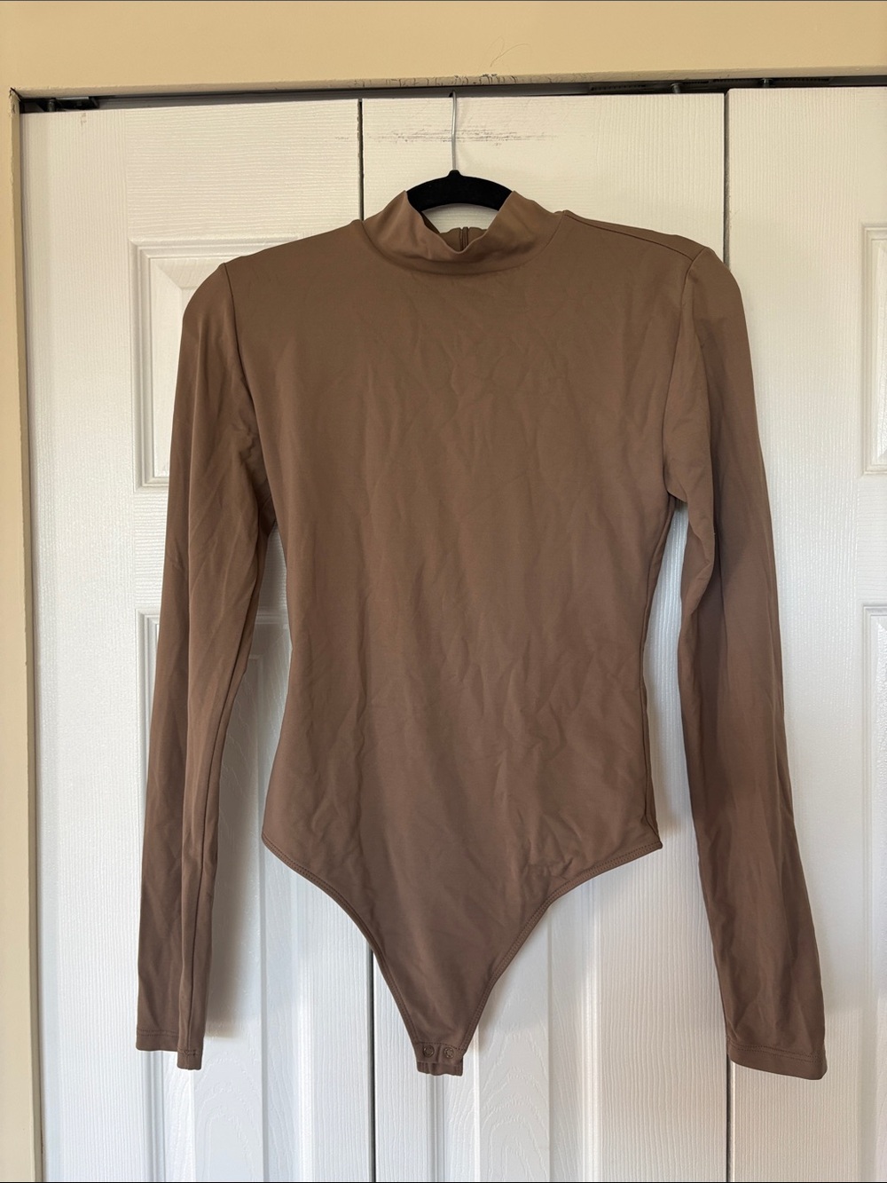Aritzia Babaton Mock Neck Long Sleeve Bodysuit Mocha Taupe Brown Size M